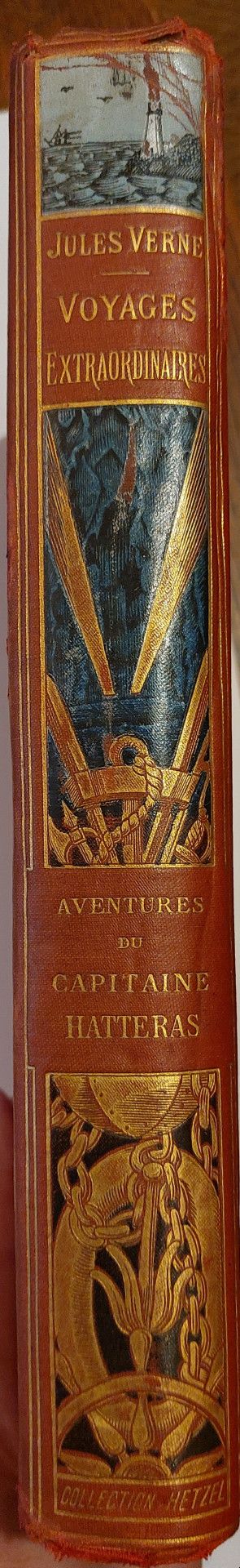 Jules Verne: 2 Bücher in Perkalineinband des Verlags, eines mit einem Elefanten und das andere mit einem Leuchtturm auf der Rückseite