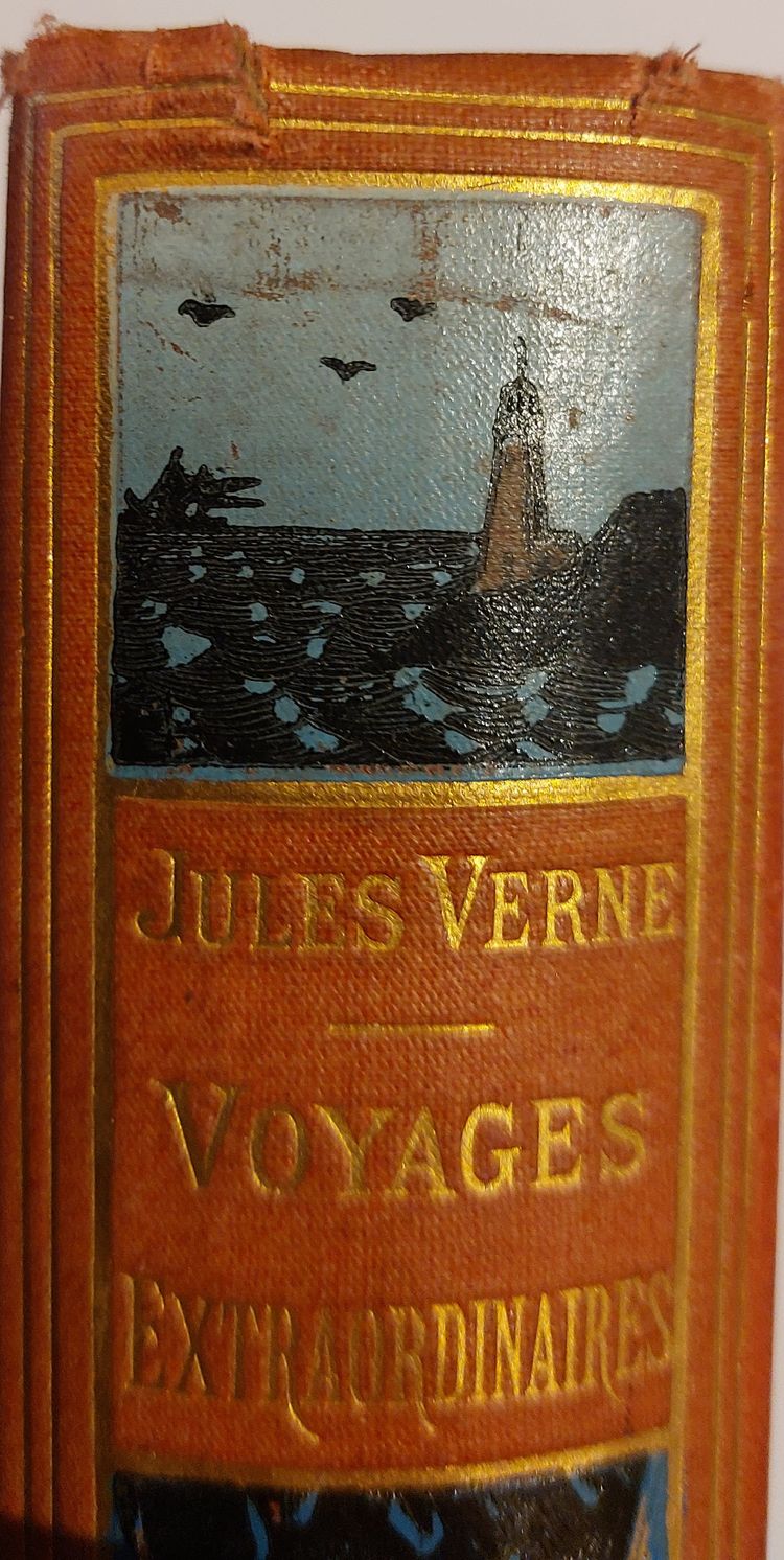 Jules Verne: 2 Bücher in Perkalineinband des Verlags, eines mit einem Elefanten und das andere mit einem Leuchtturm auf der Rückseite