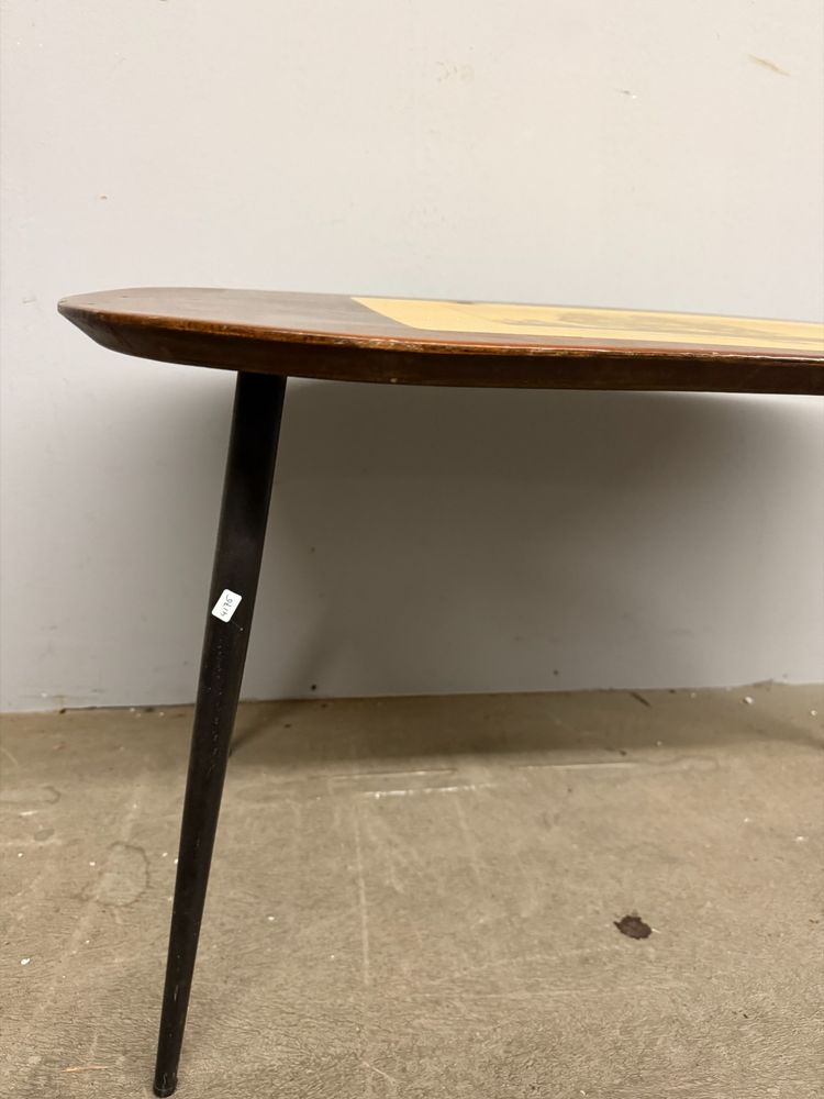 Mid century coffee table in bean-shaped walnut, 41x41x79cm