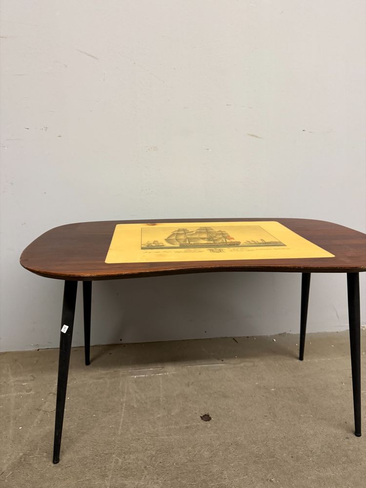 Mid century coffee table in bean-shaped walnut, 41x41x79cm