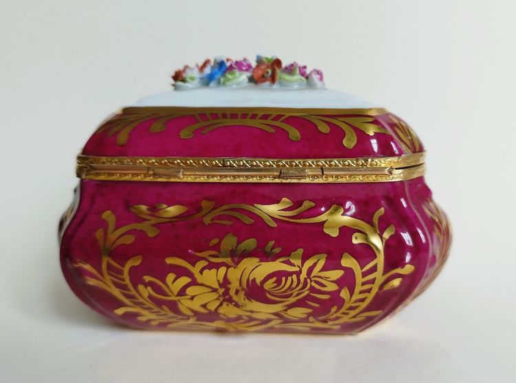 Handbemalte Schmuckschatulle aus Porzellan