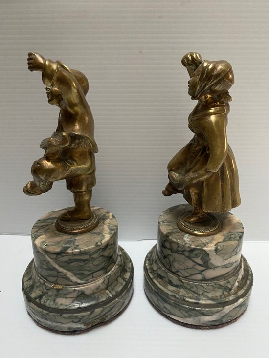 COPPIA DI SOGGETTI IN BRONZO