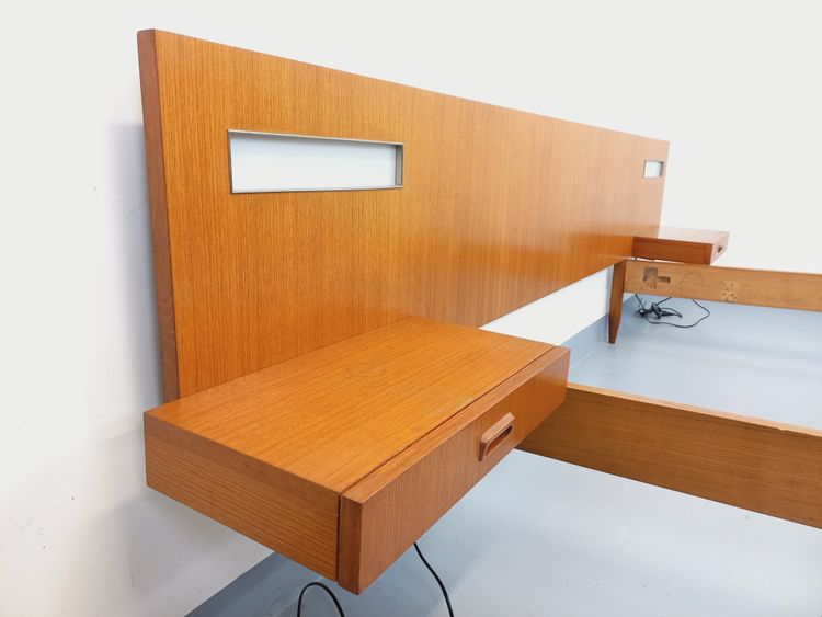 Letto matrimoniale vintage in teak in stile scandinavo degli anni '60 con comodini sospesi e lampade integrate