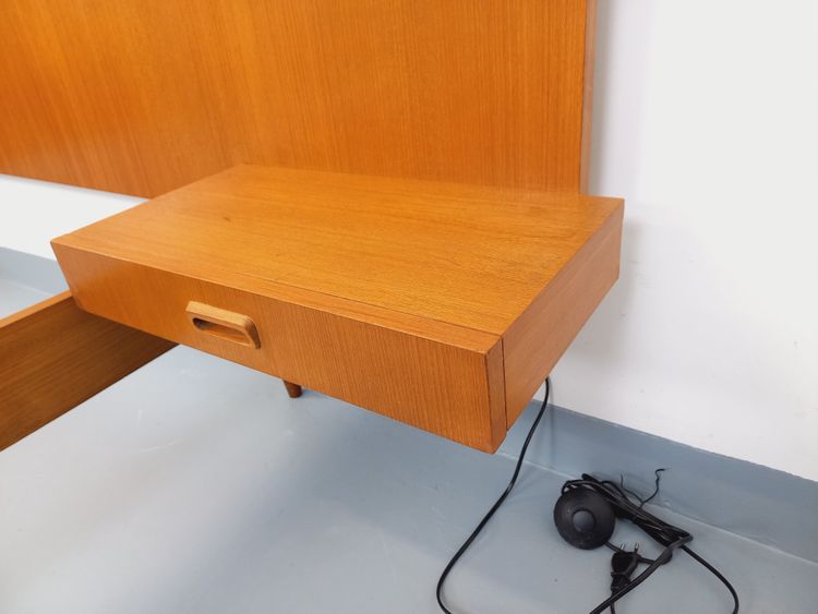 Letto matrimoniale vintage in teak in stile scandinavo degli anni '60 con comodini sospesi e lampade integrate