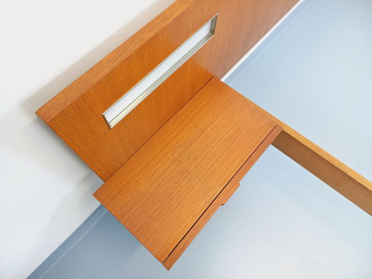 Letto matrimoniale vintage in teak in stile scandinavo degli anni '60 con comodini sospesi e lampade integrate