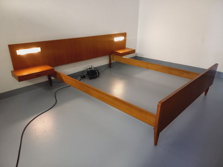 Letto matrimoniale vintage in teak in stile scandinavo degli anni '60 con comodini sospesi e lampade integrate