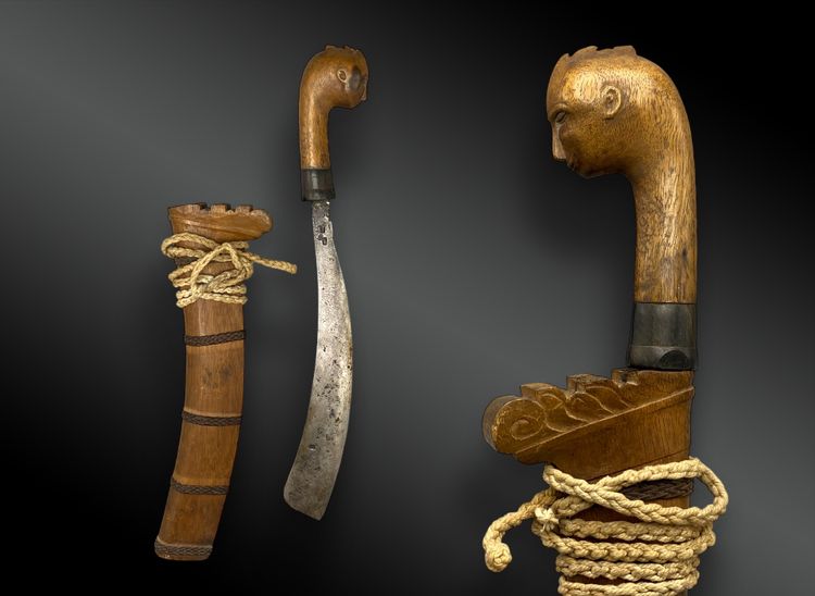 COUTEAU TOBA BATAK AVEC POIGNÉE À FIGURE ANTHROPOMORPHE, AVEC FOURREAU Indonésie, Sumatra