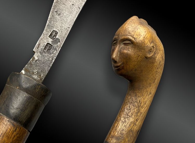 COUTEAU TOBA BATAK AVEC POIGNÉE À FIGURE ANTHROPOMORPHE, AVEC FOURREAU Indonésie, Sumatra
