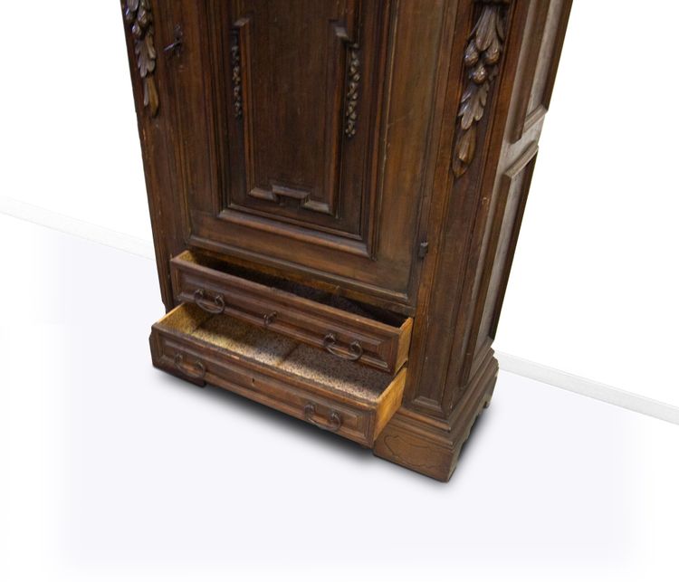 Nussbaum-Sideboard, 19. Jahrhundert, im Stil der Neorenaissance, rekonstruiert mit antiken Elementen