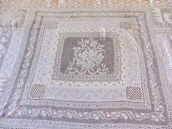 Small lace tablecloth from the end of the 19th century