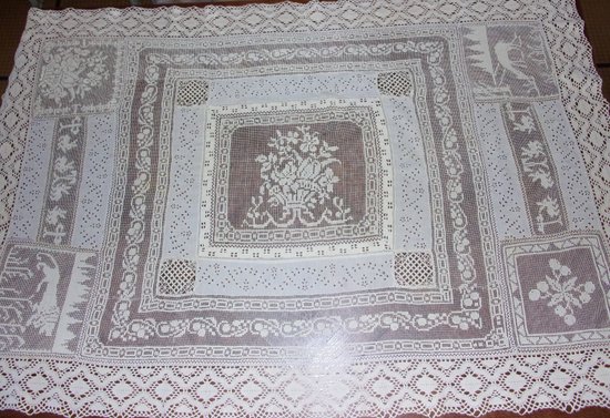 Small lace tablecloth from the end of the 19th century