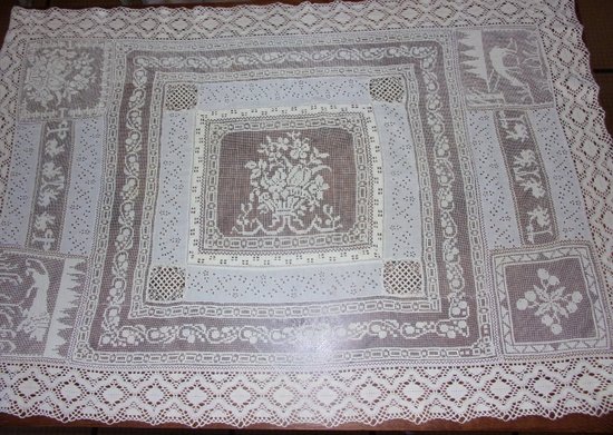 Small lace tablecloth from the end of the 19th century