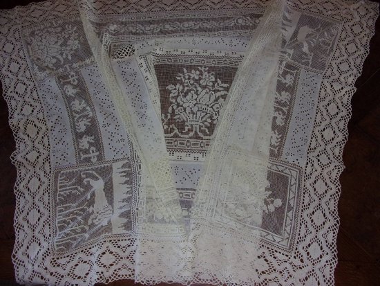 Small lace tablecloth from the end of the 19th century