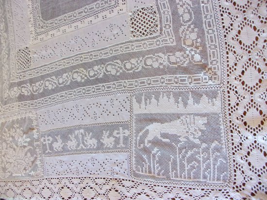Small lace tablecloth from the end of the 19th century