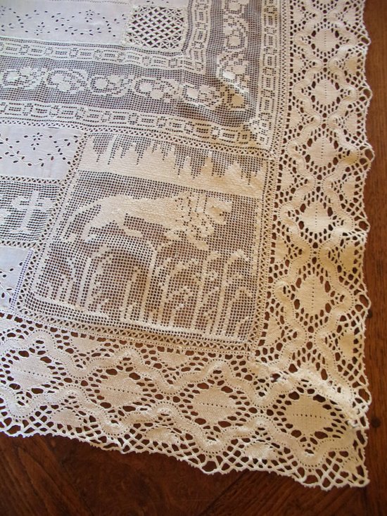 Small lace tablecloth from the end of the 19th century