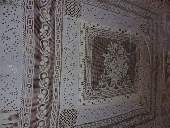 Small lace tablecloth from the end of the 19th century