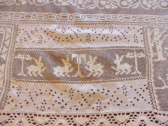Small lace tablecloth from the end of the 19th century
