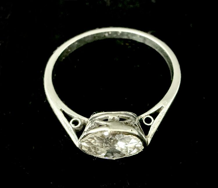 Art Nouveau ring set with a 1.40 carat diamond