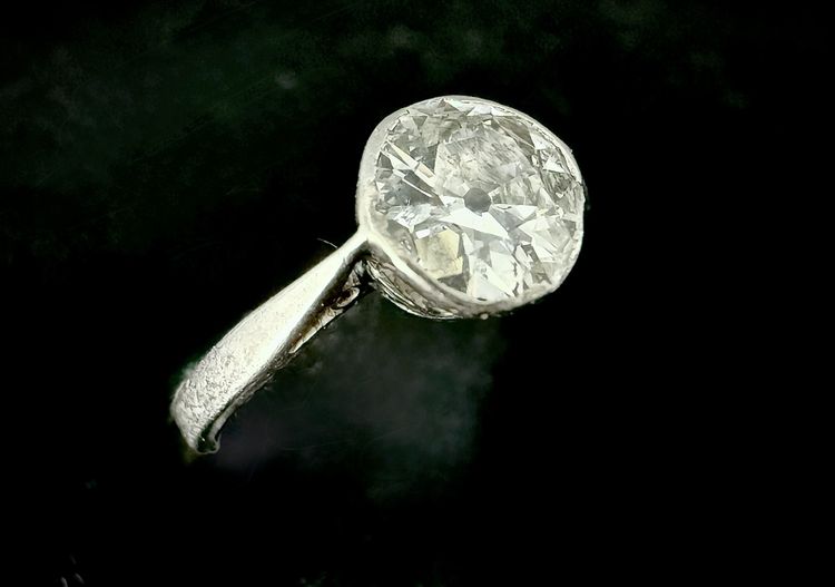 Art Nouveau ring set with a 1.40 carat diamond