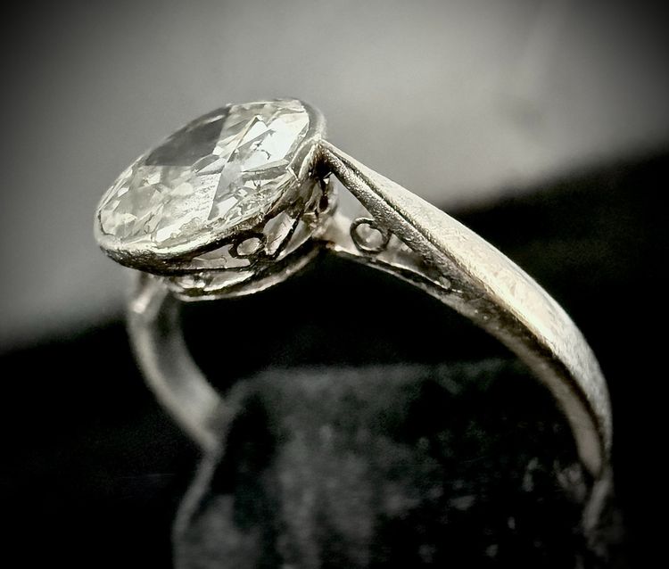 Art Nouveau ring set with a 1.40 carat diamond