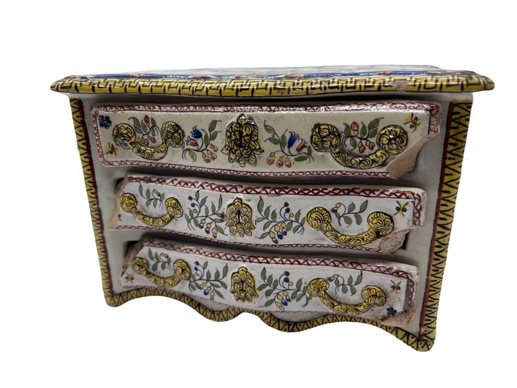 Miniatur-Steingutkommode von Desvres-Fourmaintraux, um 1900