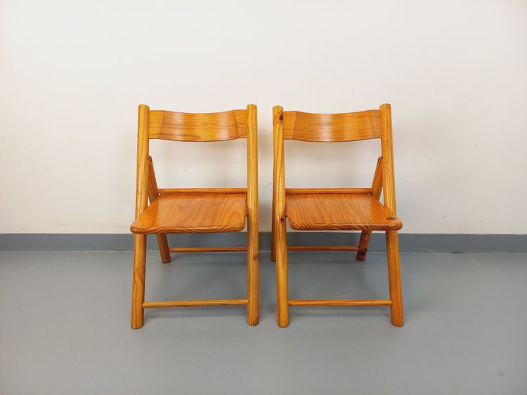Pair of vintage folding pine chairs from the 70s/80s