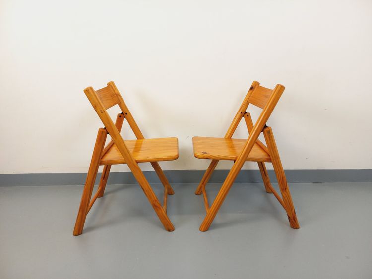Pair of vintage folding pine chairs from the 70s/80s