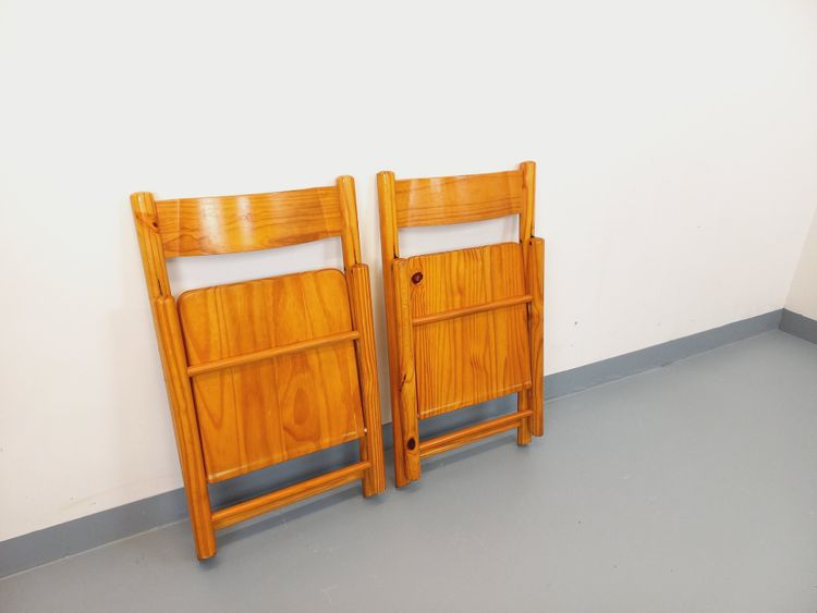 Pair of vintage folding pine chairs from the 70s/80s