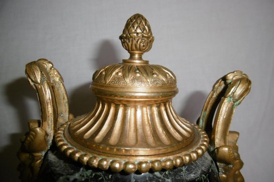 Ein Paar Marmorkochfelder mit Bronzemontierungen aus dem 19.