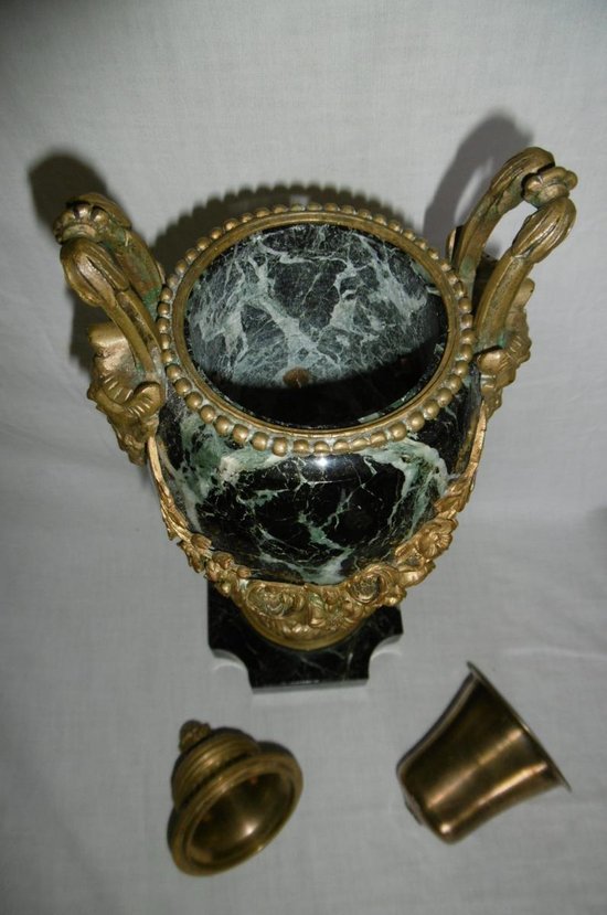 Ein Paar Marmorkochfelder mit Bronzemontierungen aus dem 19.