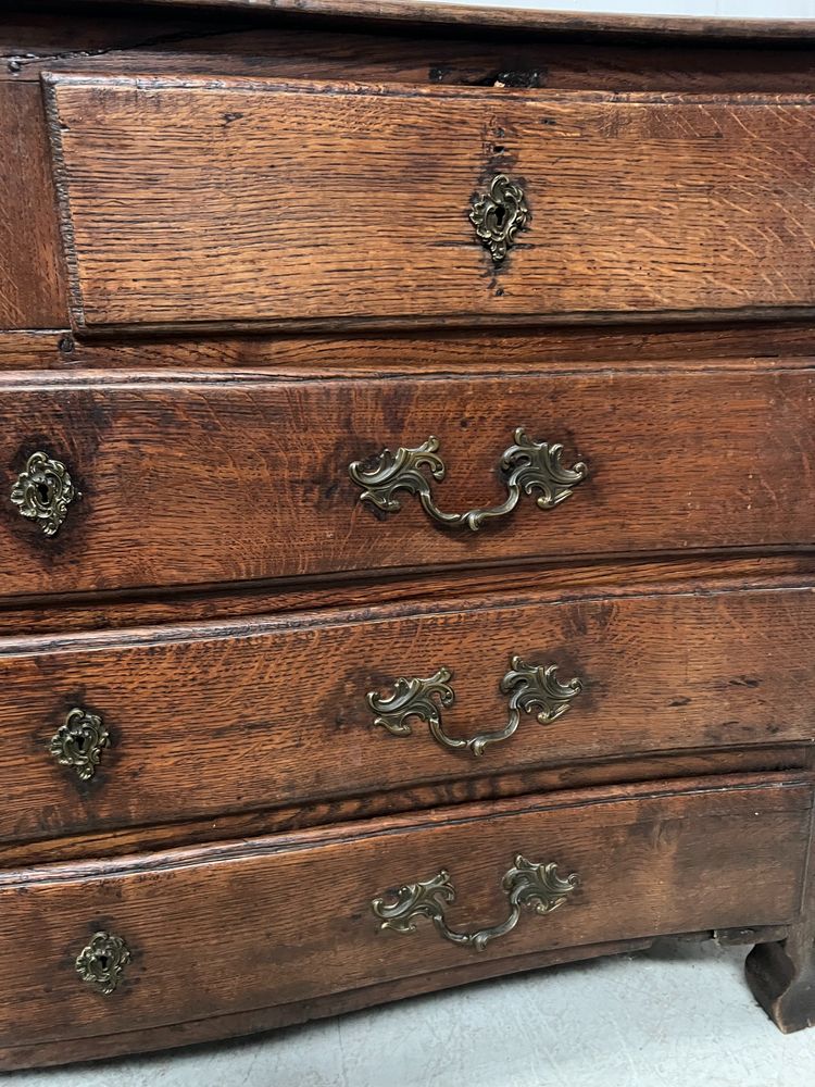 Kommode im Stil Louis XV aus massiver Eiche, 18. Jahrhundert