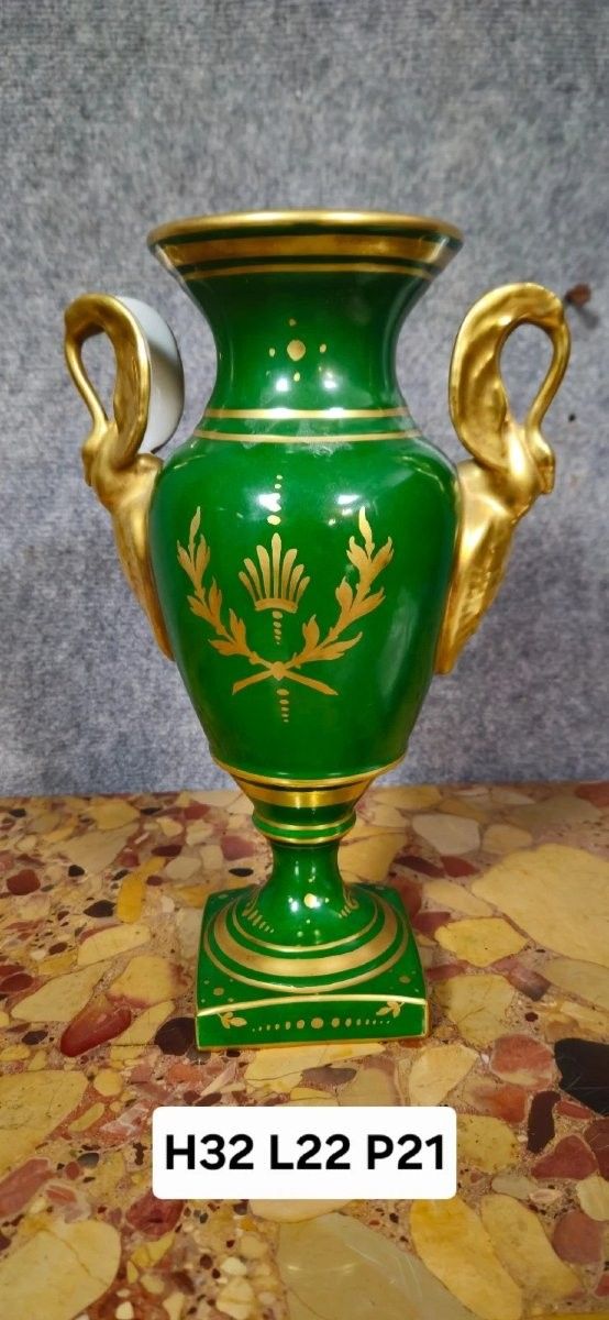 Decorative vase in green and gold porcelain – Napoleon I style – H 32 cm