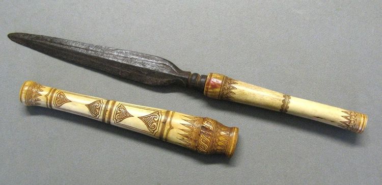 Coltello pugnale in osso intagliato. Arte tribale oceanica.