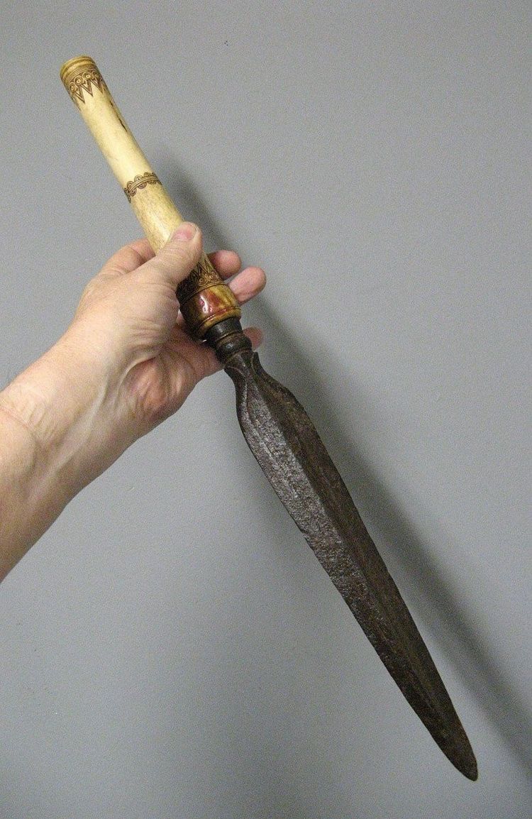 Coltello pugnale in osso intagliato. Arte tribale oceanica.