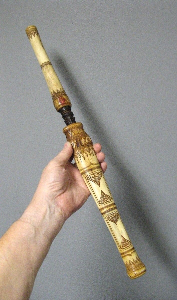 Coltello pugnale in osso intagliato. Arte tribale oceanica.