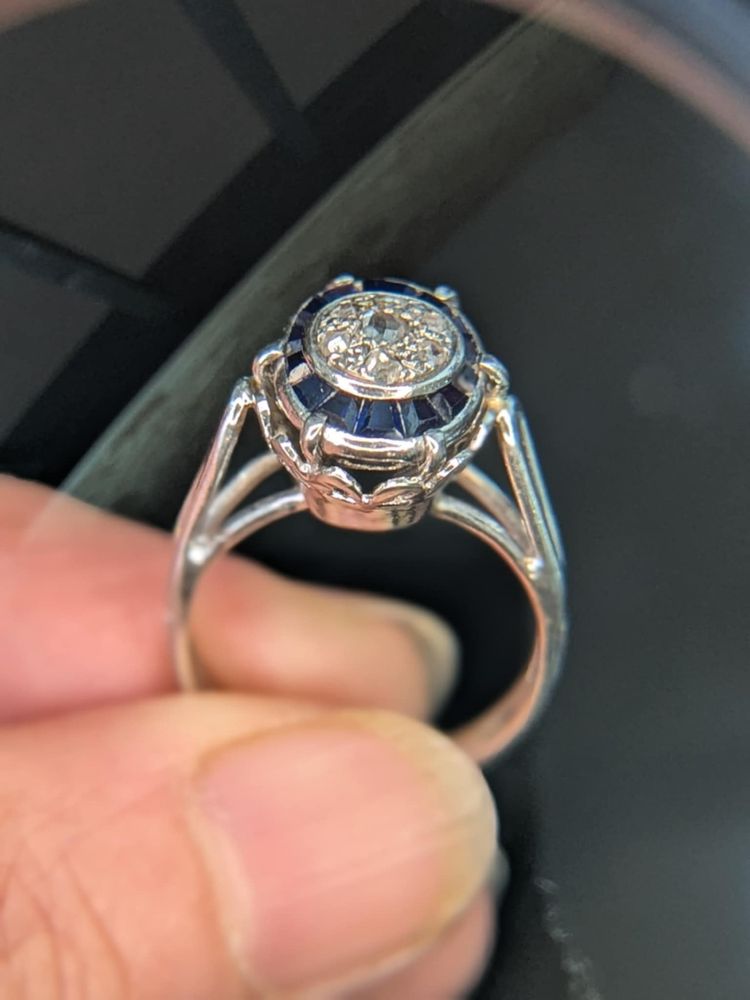 Art Deco Ring in 18k gold set with calibrated blue sapphires & Diamond 5.84 g CIRCA 1920