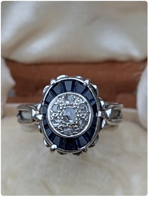 Art Deco Ring in 18k gold set with calibrated blue sapphires & Diamond 5.84 g CIRCA 1920