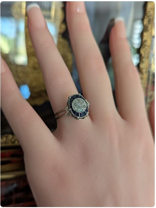 Art Deco Ring in 18k gold set with calibrated blue sapphires & Diamond 5.84 g CIRCA 1920