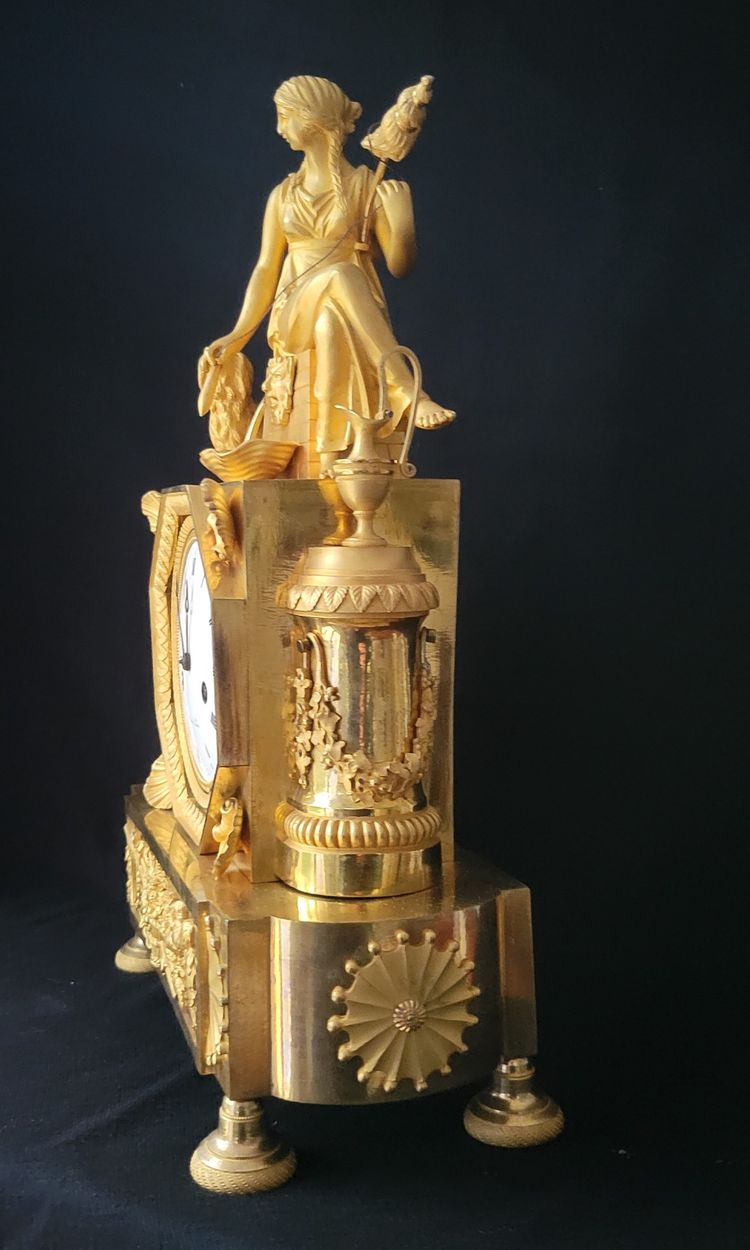 Pendule " la fileuse et la fidélité " en bronze doré fin XVIII début XIXème