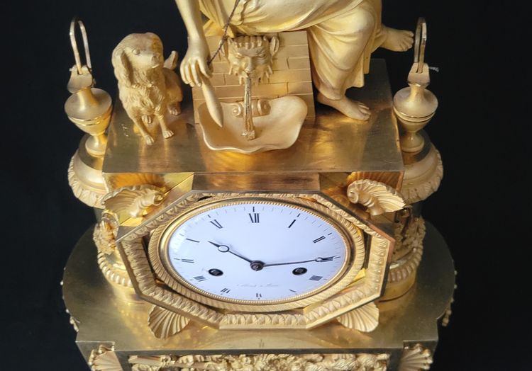 Pendule " la fileuse et la fidélité " en bronze doré fin XVIII début XIXème