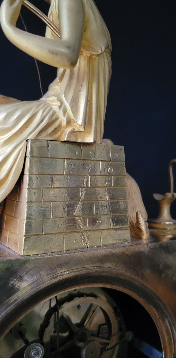 Pendule " la fileuse et la fidélité " en bronze doré fin XVIII début XIXème