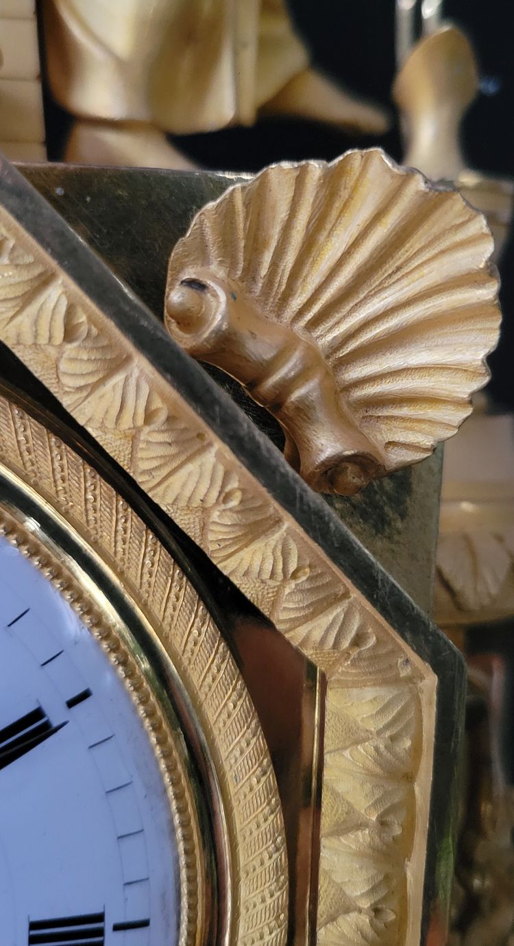 Pendule " la fileuse et la fidélité " en bronze doré fin XVIII début XIXème