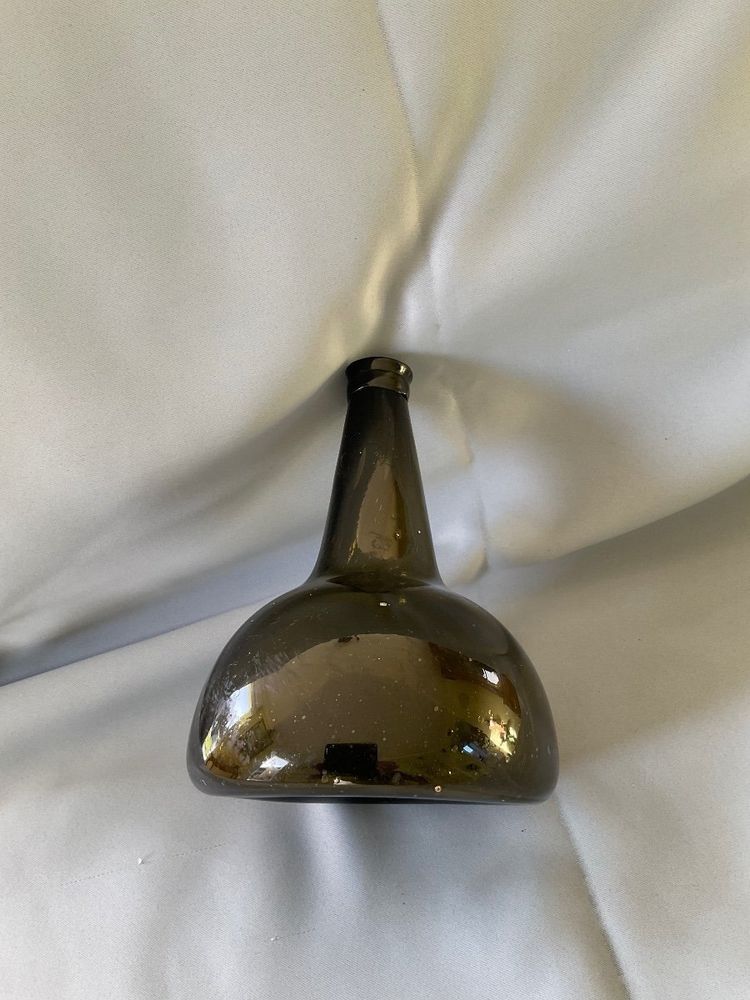 Onion bottle in blown glass, late 17th century