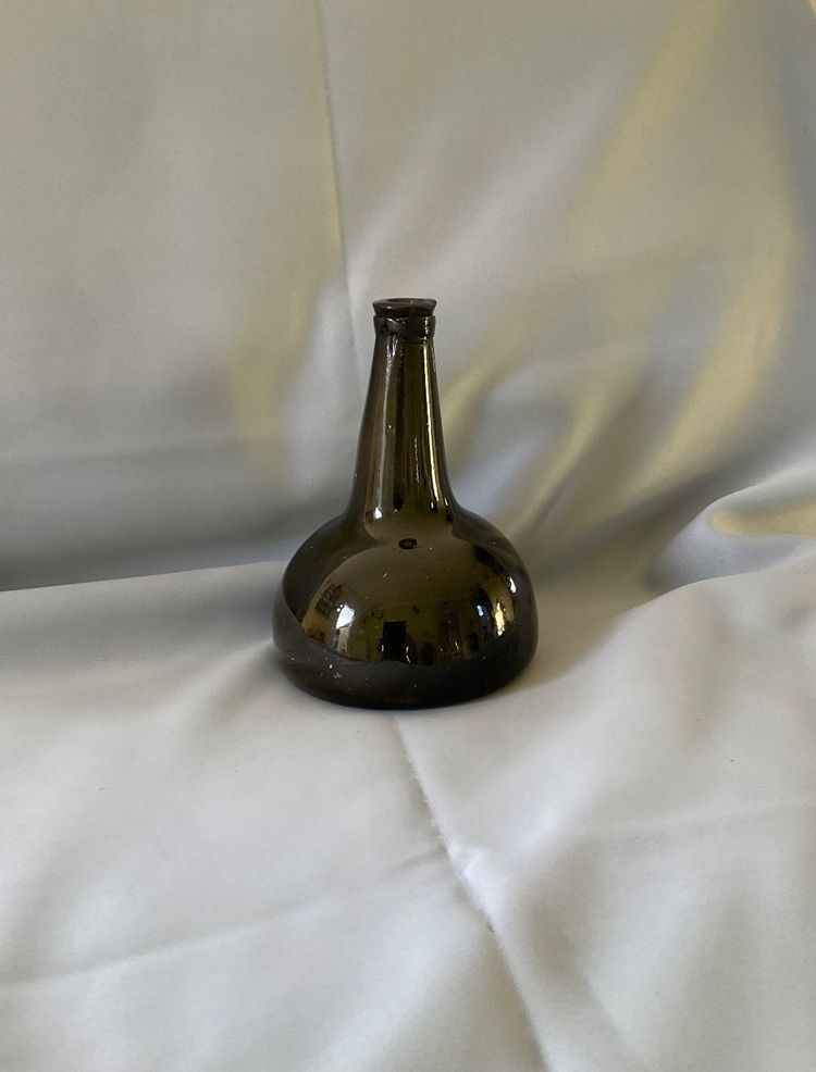 Onion bottle in blown glass, late 17th century