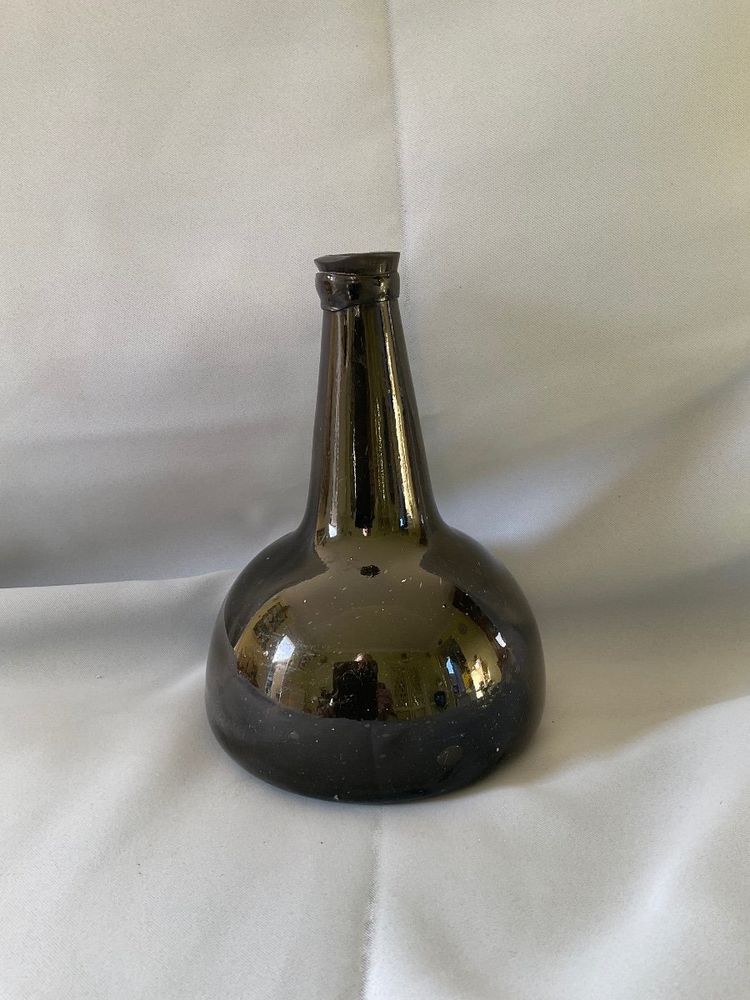 Onion bottle in blown glass, late 17th century