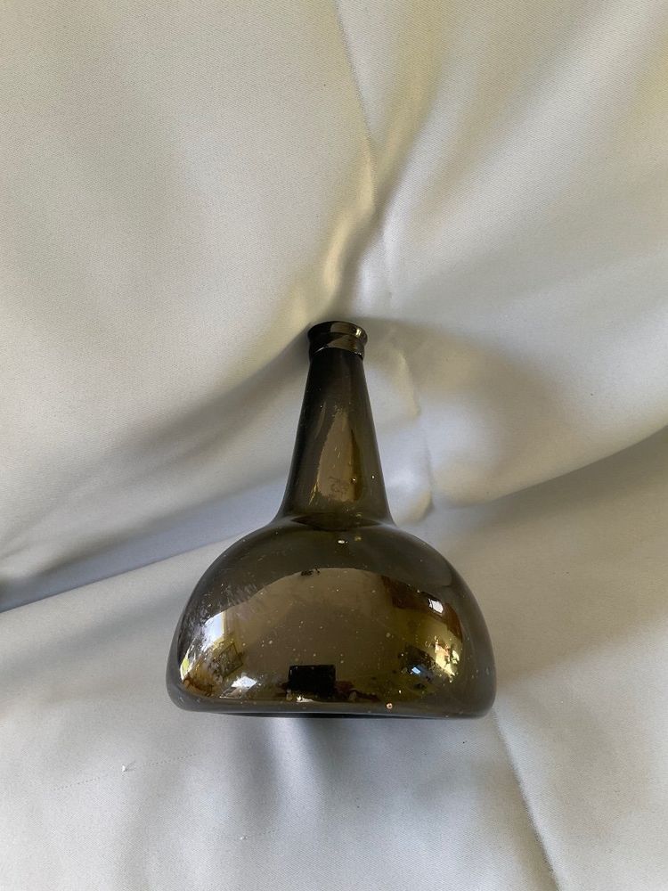 Onion bottle in blown glass, late 17th century