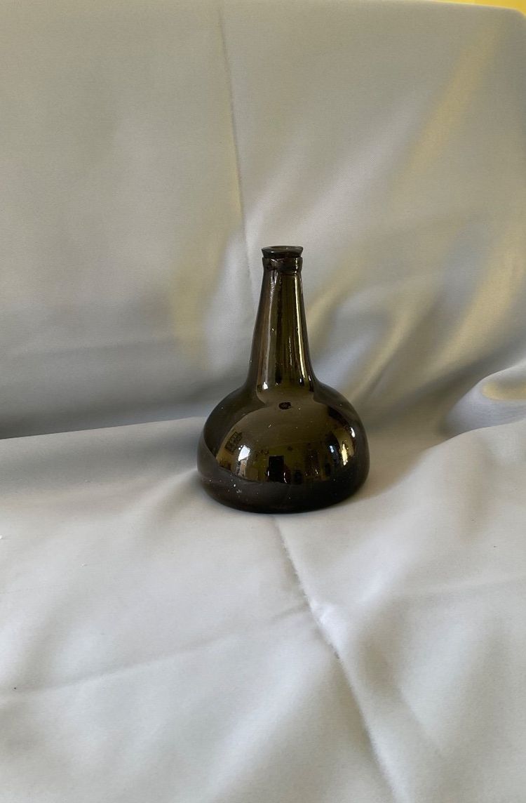 Onion bottle in blown glass, late 17th century