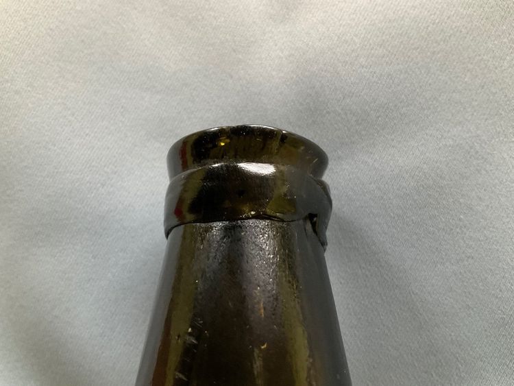 Onion bottle in blown glass, late 17th century