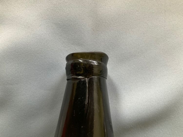 Onion bottle in blown glass, late 17th century