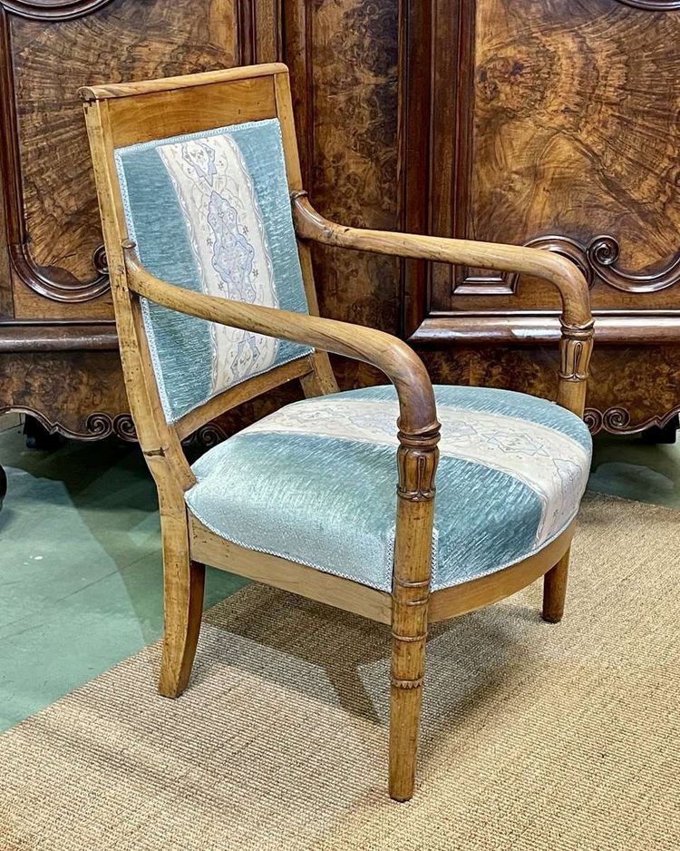 Fauteuil d'époque Restauration en merisier XIXème